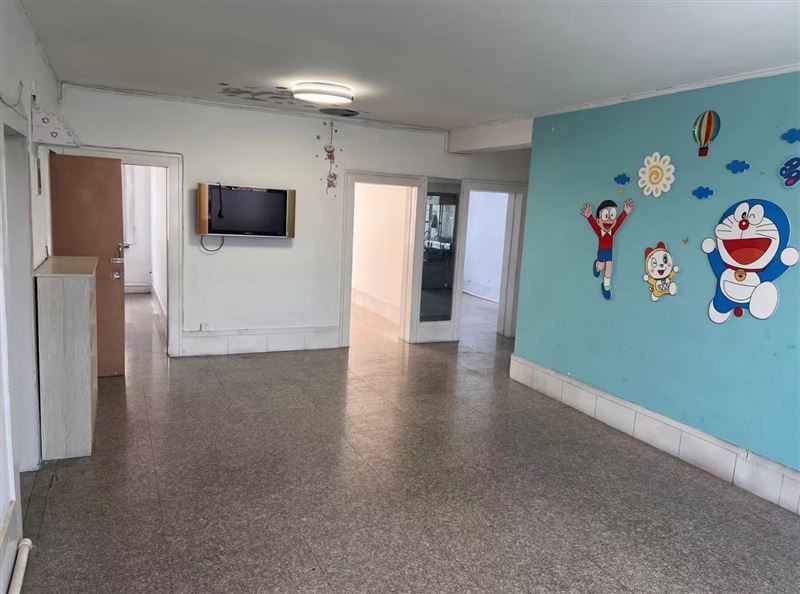 出租科区实验小学楼房