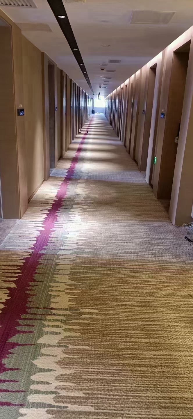 专业铺地毯、楼梯地毯、塑胶踏步。