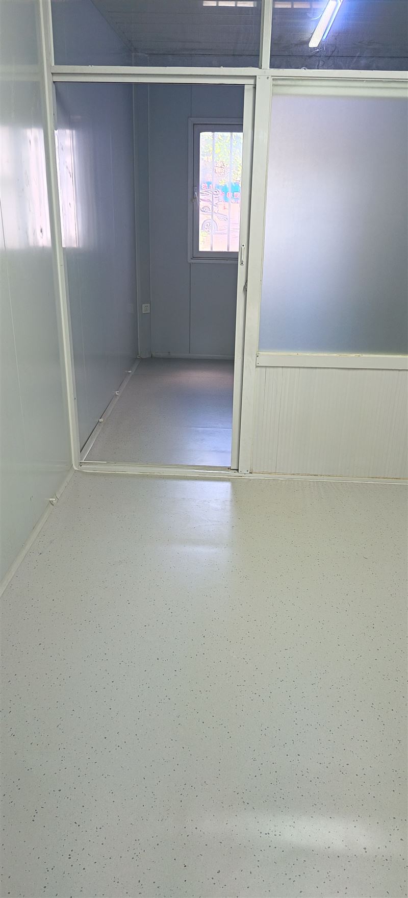 铺地毯；楼梯地毯、塑胶踏步；塑胶地板