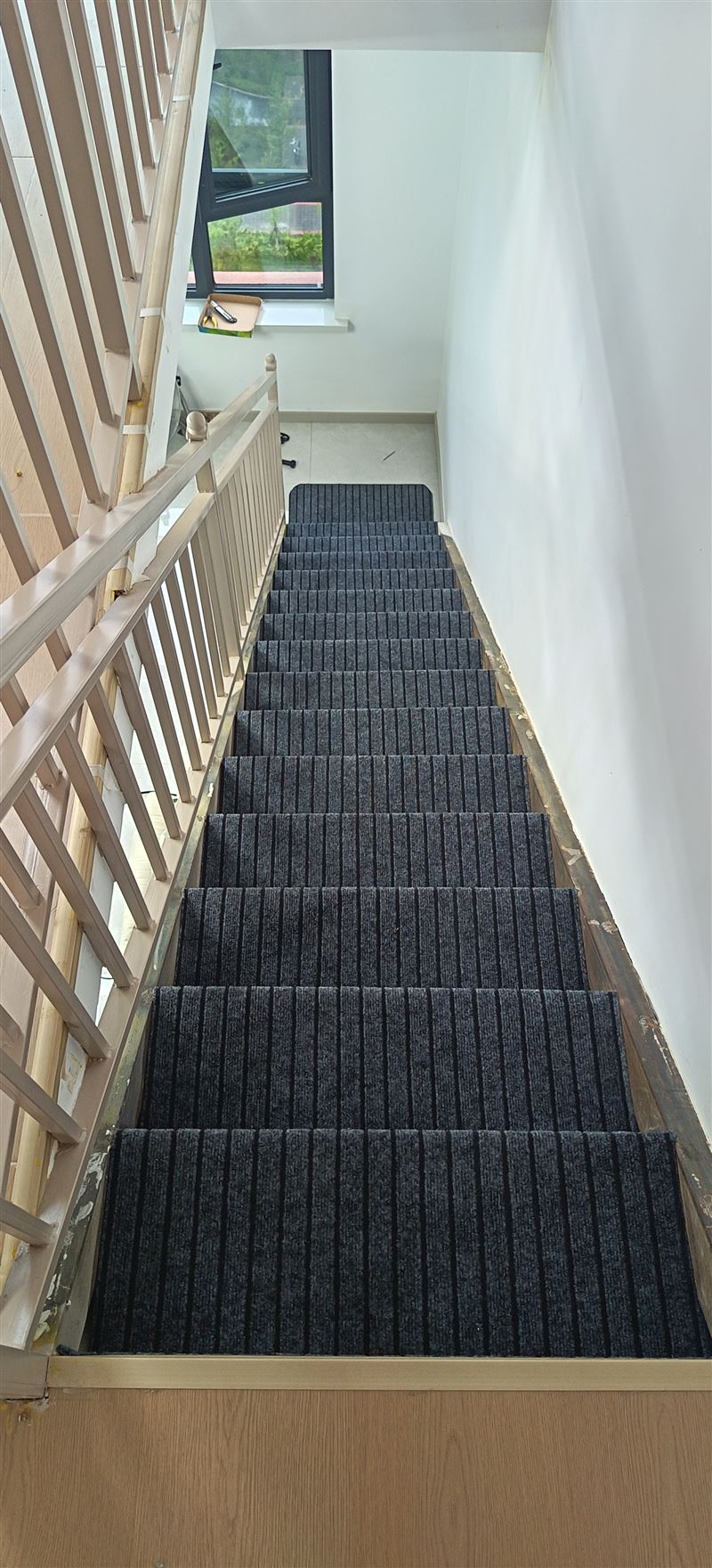 铺地毯；楼梯地毯、塑胶踏步；塑胶地板