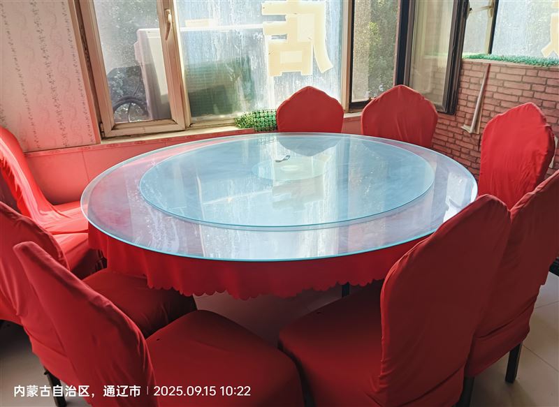 圆桌1米8，长带10把椅子400一套，铁艺车轮方桌200一套。4套